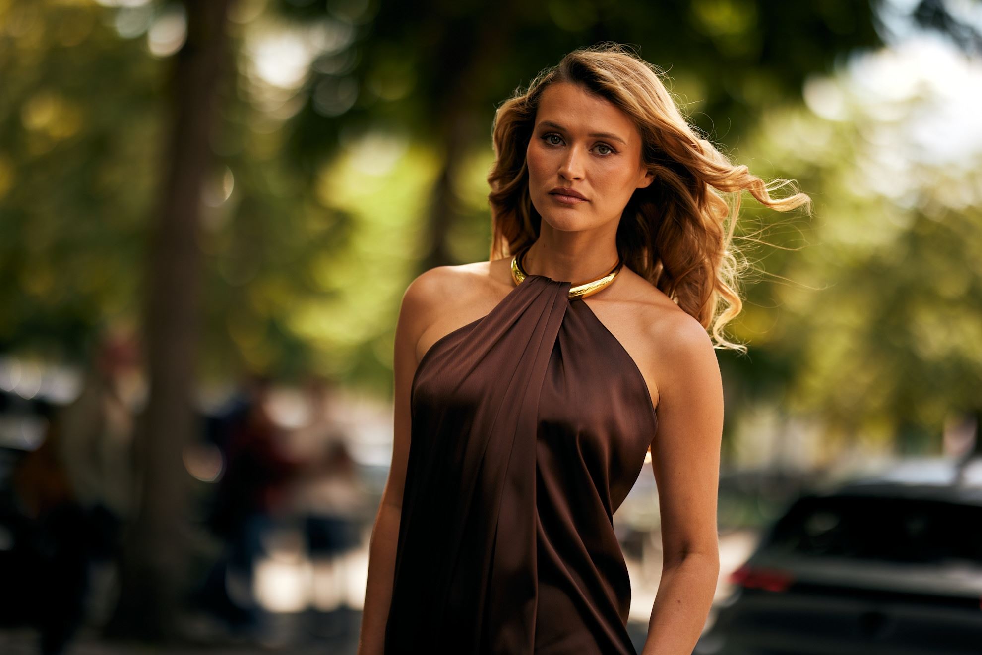 Mεταλλικές υφές & Bronze makeup: Οι  πρωταγωνιστές στο καλοκαιρινό μακιγιάζ
