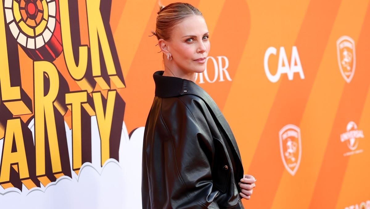Charlize Theron; "Κοιμήθηκα με έναν άνδρα 26 ετών και ήταν απίστευτο. Έπρεπε να το είχα κάνει όταν ήμουν 20"