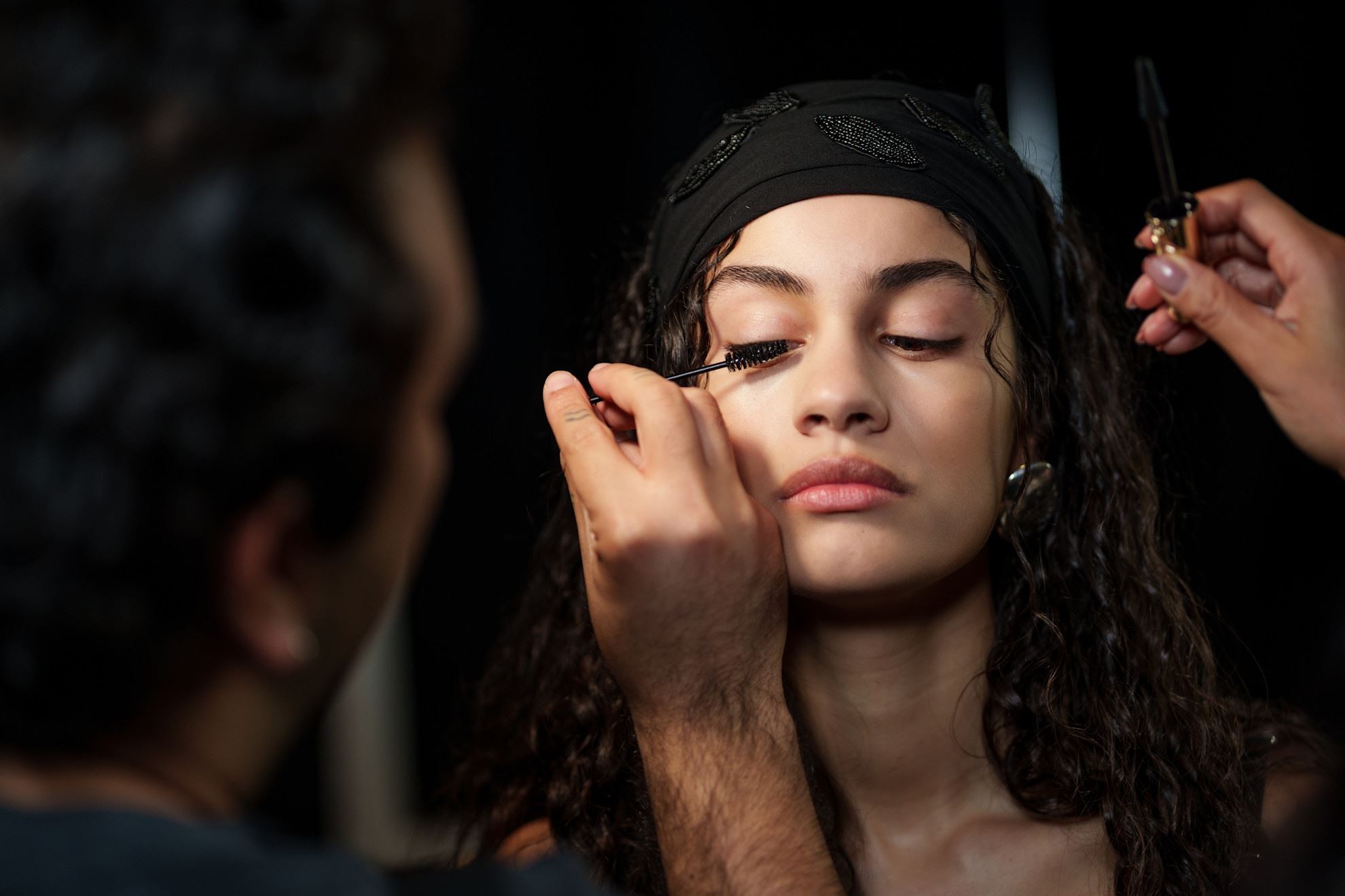 H πιο εύκολη καθημερινή συνήθεια για πιο μακριές και "δυνατές" βλεφαρίδες