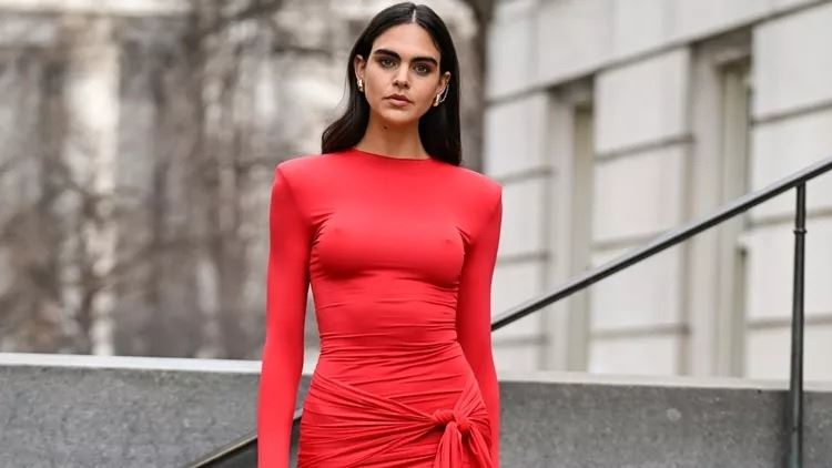 Τα festive looks που θα σε πείσουν να φορέσεις κόκκινο φόρεμα φέτος τα Χριστούγεννα