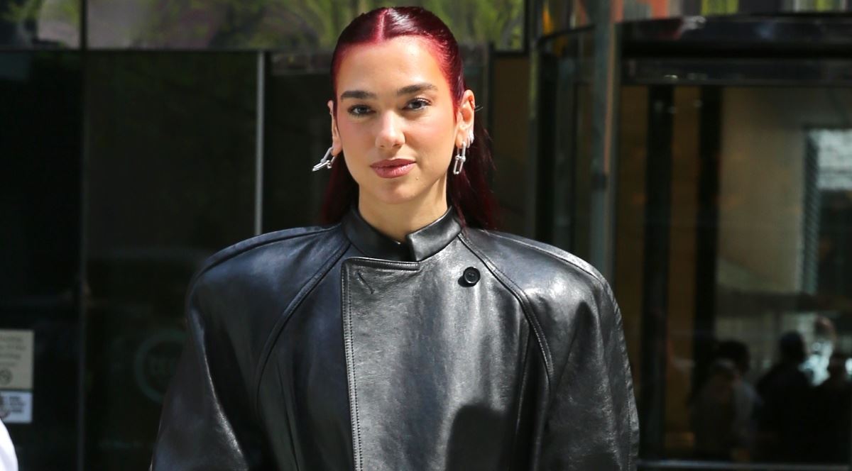 Η Dua Lipa φόρεσε τα glam παπούτσια που θα ζήλευε κάθε shoe addict