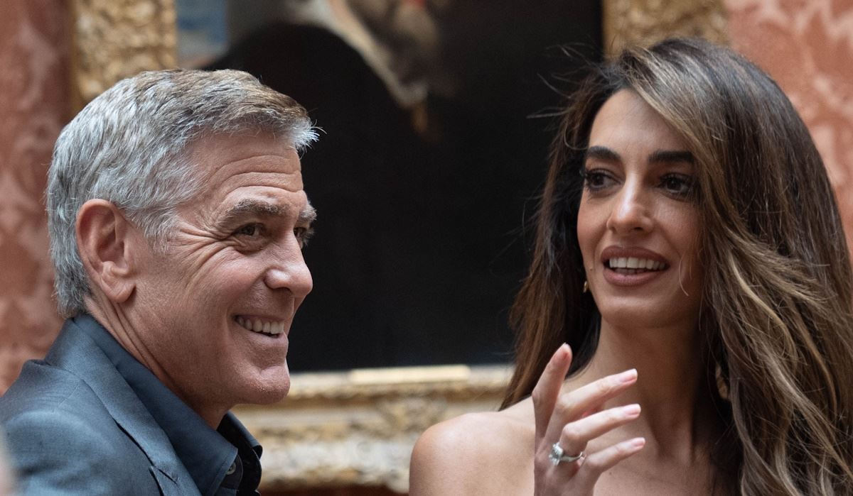 Η Amal και ο George Clooney εντυπωσίασαν σε μια εμφάνιση - έκπληξη στο Λονδίνο