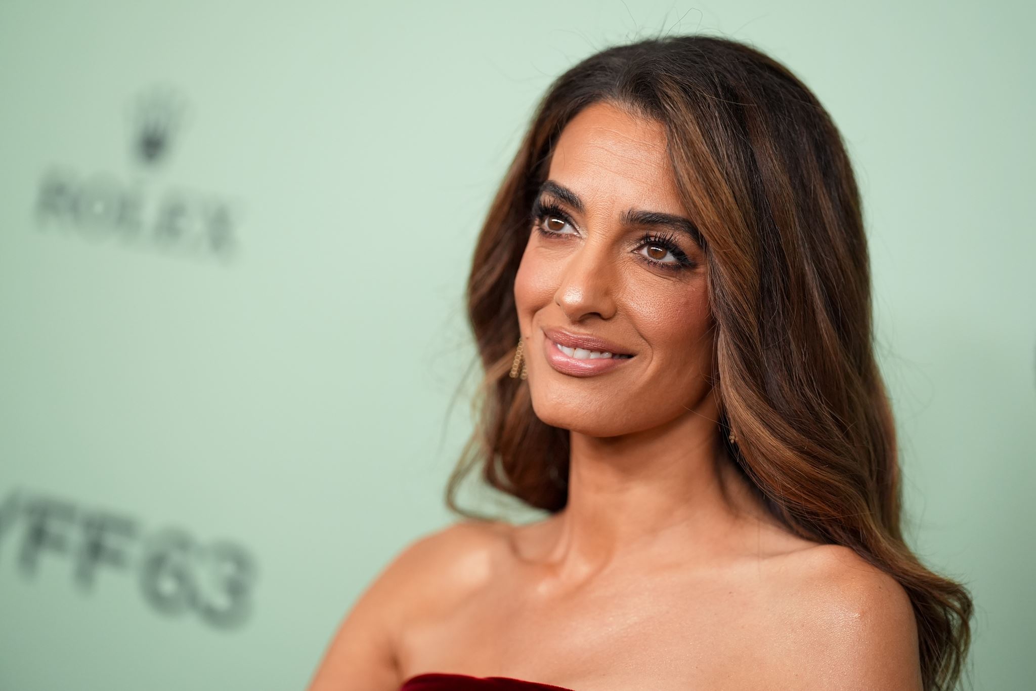 Bubble Blowout: Το νέο chic κούρεμα της Αmal Clooney