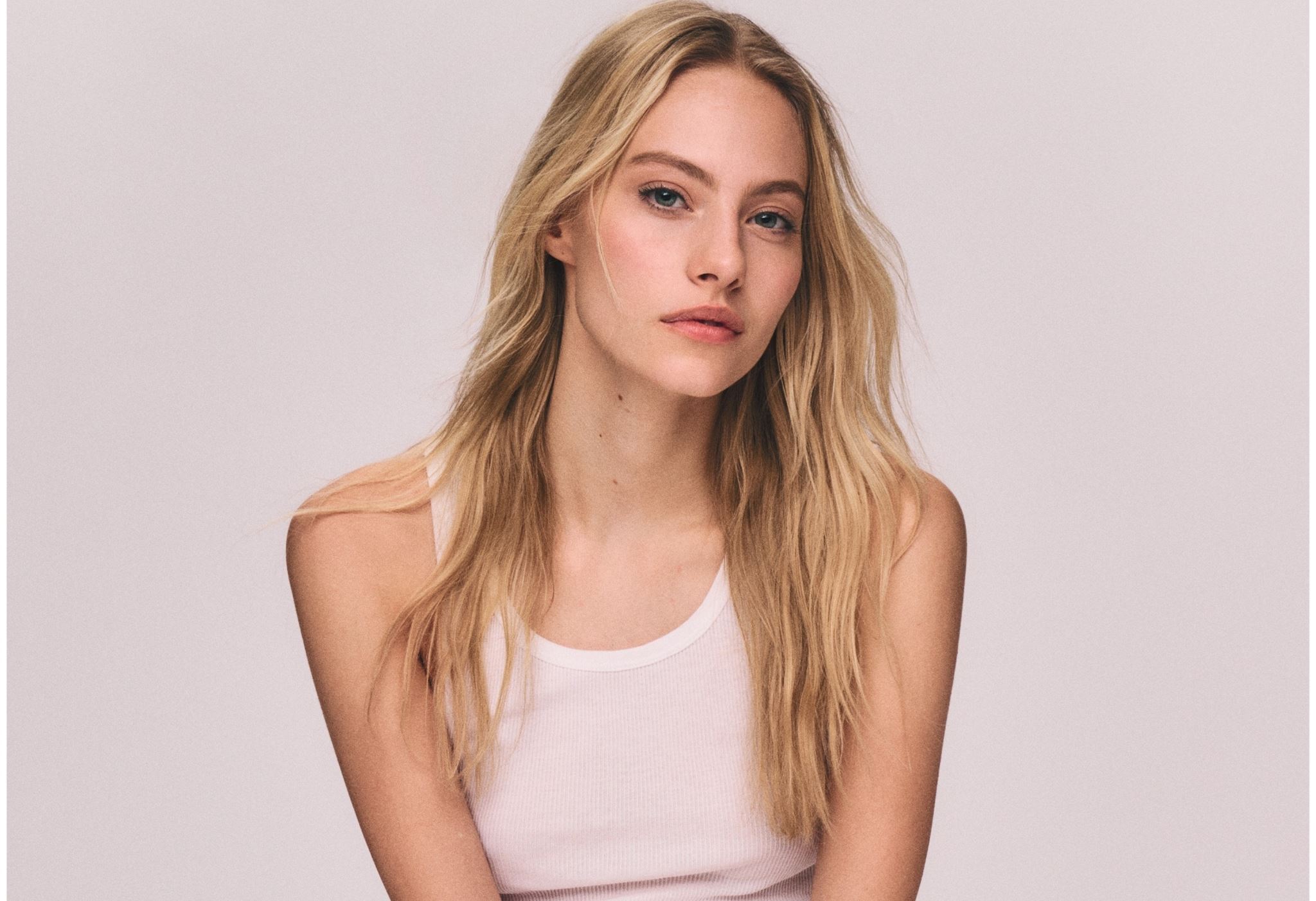 Η Calvin Klein επαναπροσδιορίζει τη θηλυκή κομψότητα με κομμάτια που χαρίζουν αυθεντική αυτοπεποίθηση
