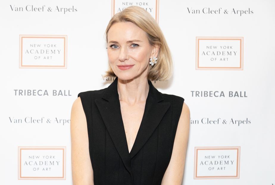 Η Naomi Watts φόρεσε το ιδανικό πανωφόρι για τη σεζόν