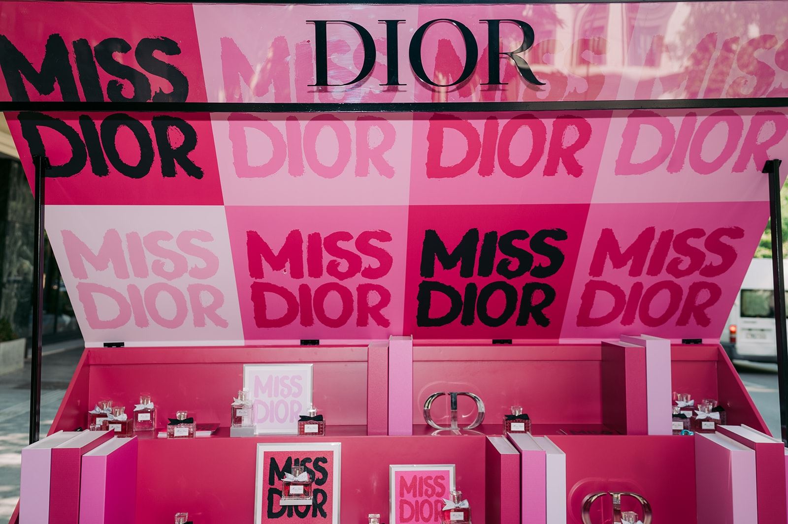 Miss Dior Essence Pop Up: Ο απόλυτος προορισμός για να ανακαλύψουμε τη νέα αρωματική δημιουργία του οίκου Dior