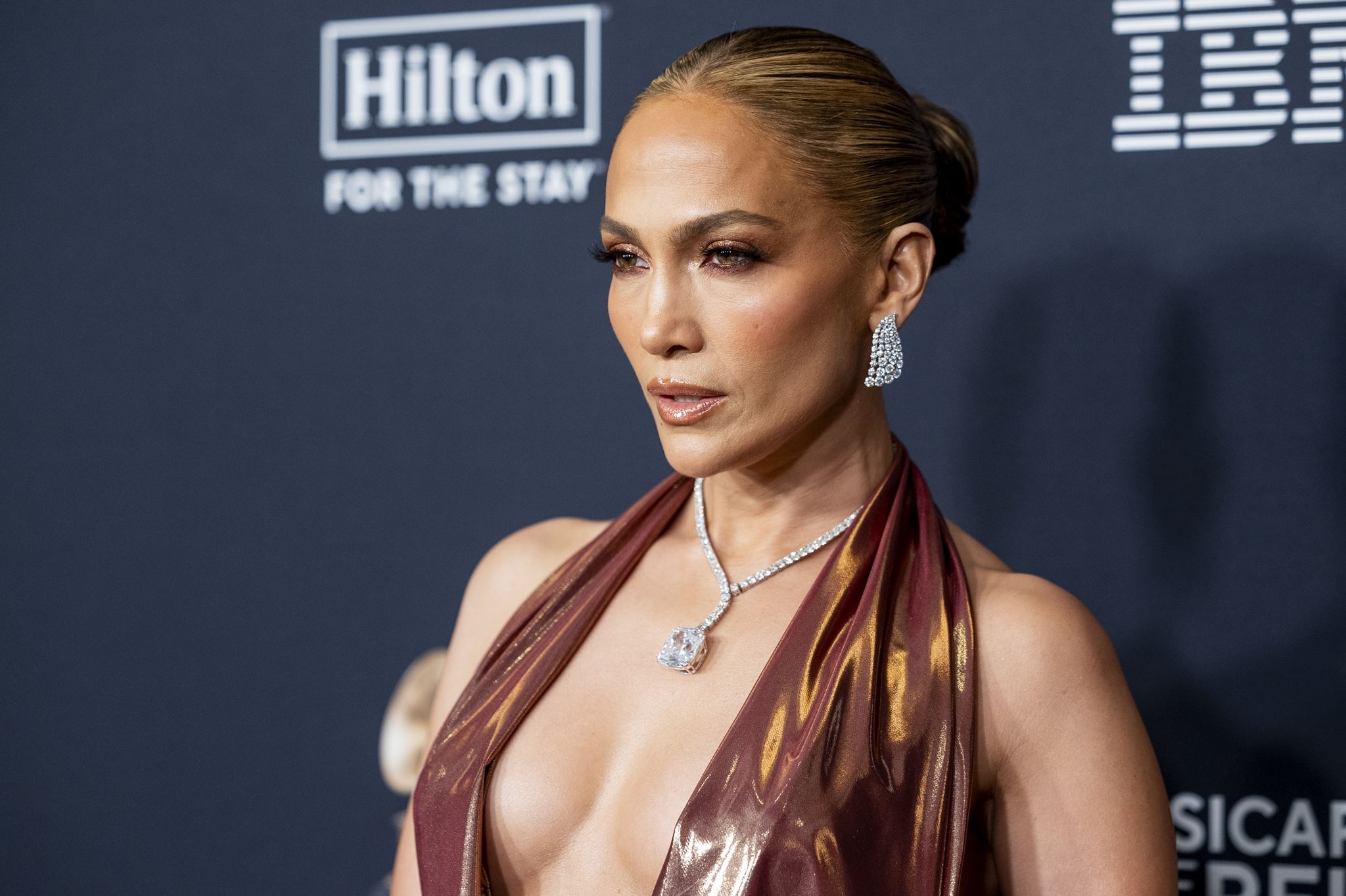 Half up- Half down: Η Jennifer Lopez επέλεξε το πιο κομψό και sexy χτένισμα