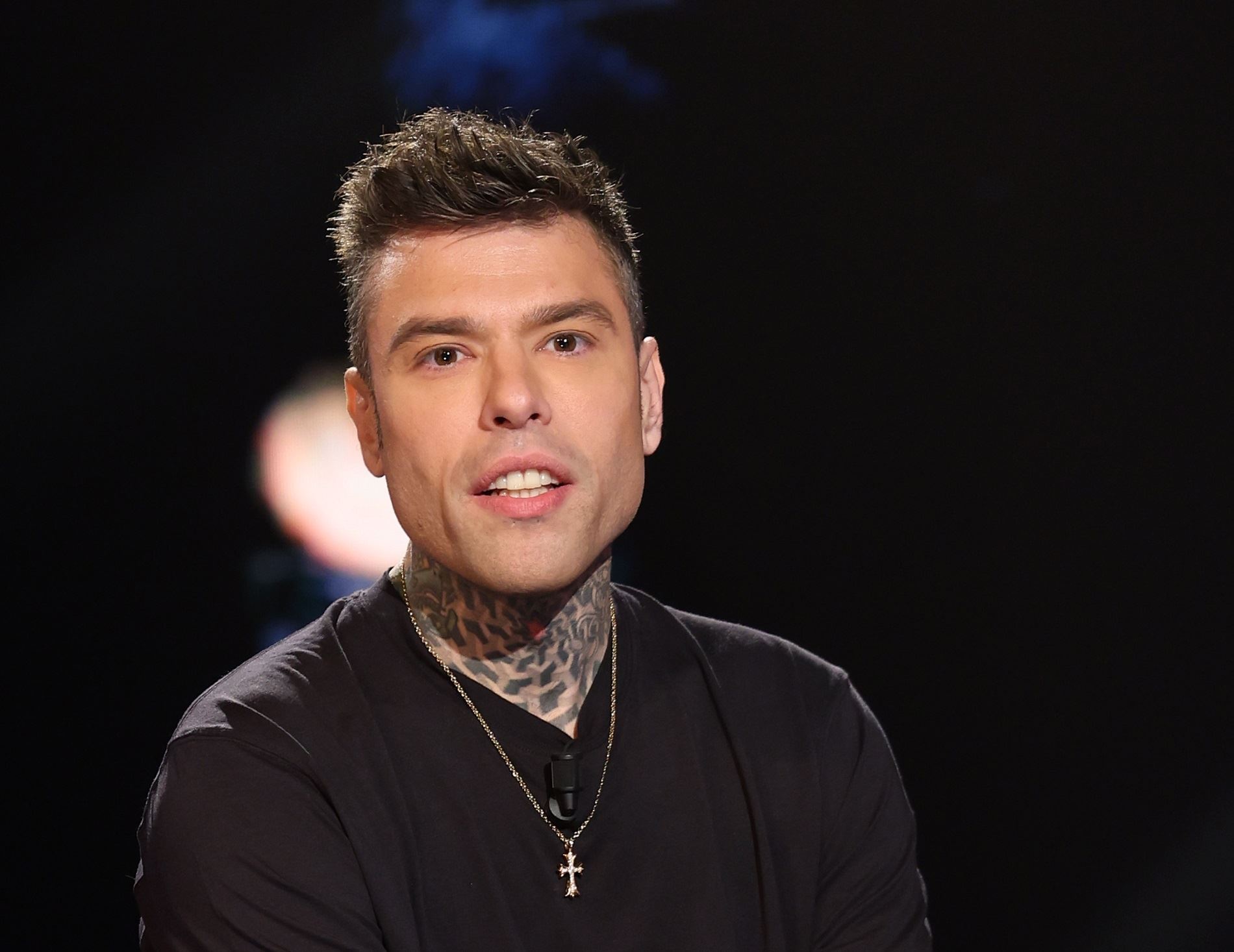 Fedez: Aφηγείται το τέλος του γάμου του με την Chiara Ferragni και την απόπειρα αυτοκτονίας στο πρώτο του βιβλίο