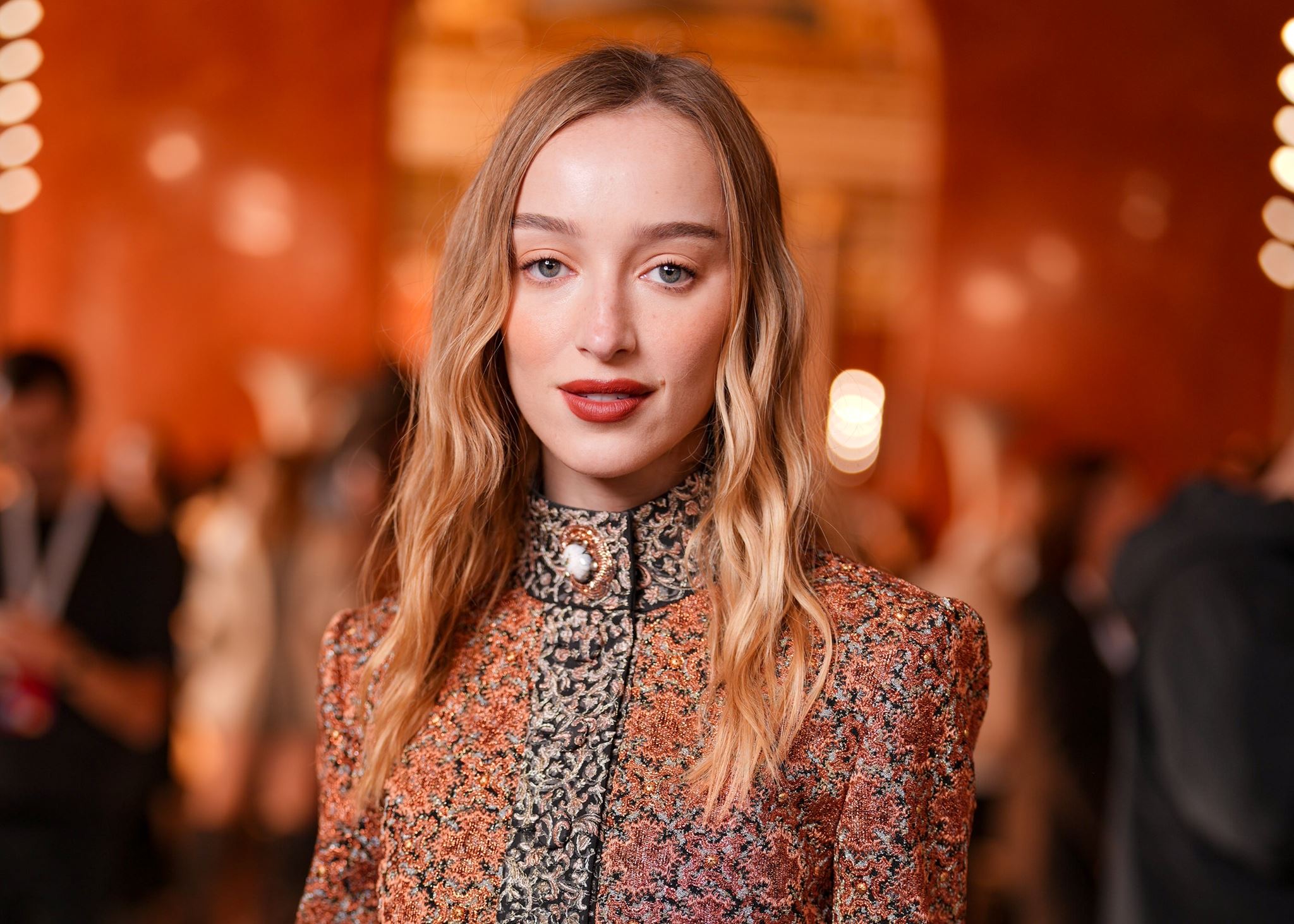 Phoebe Dynevor: Η μεγάλη αλλαγή στα μαλλιά της με το κούρεμα που λατρεύουν όλα τα "it girls" τώρα