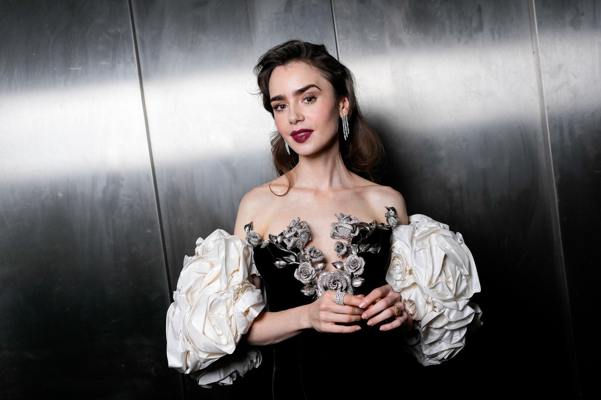 "Emily in Paris" is back! Η μεγάλη αλλαγή στα μαλλιά της Lily Collins