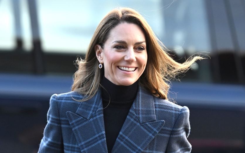 Kate Middleton: Ο κρυφός συμβολισμός πίσω από το μπλε παλτό που φόρεσε στη Σκωτία