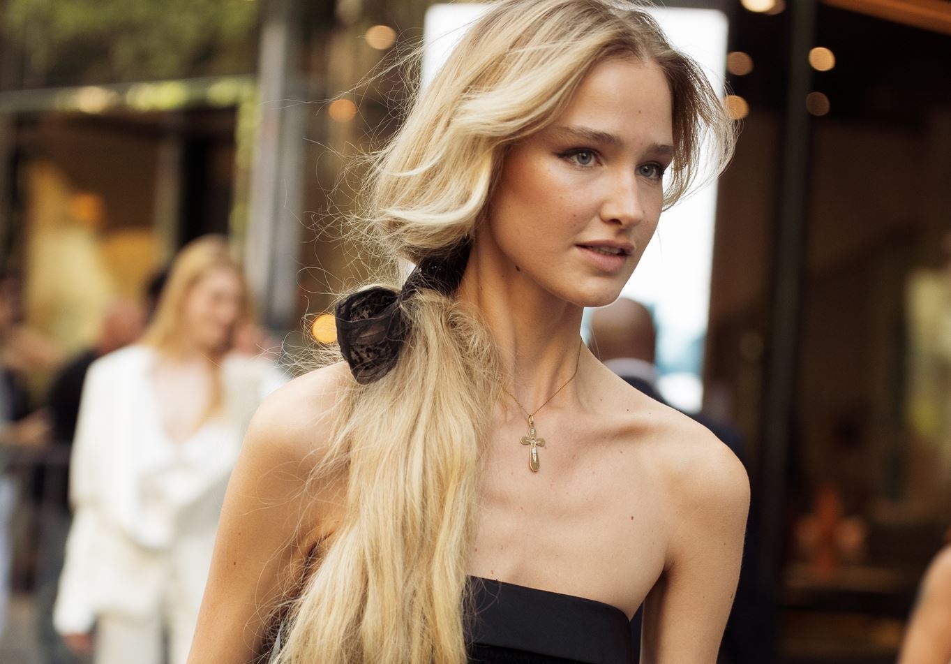 New Year's Eve Hair: 2 κομψά χτενίσματα που αξίζει να υιοθετήσεις στο ρεβεγιόν της Πρωτοχρονιάς