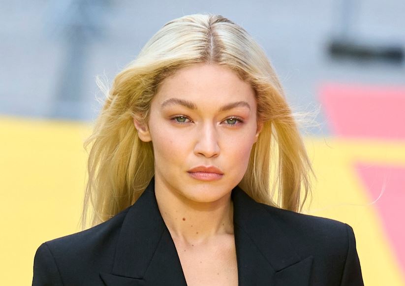 Το νέο edgy look της Gigi Hadid με μαύρα μαλλιά