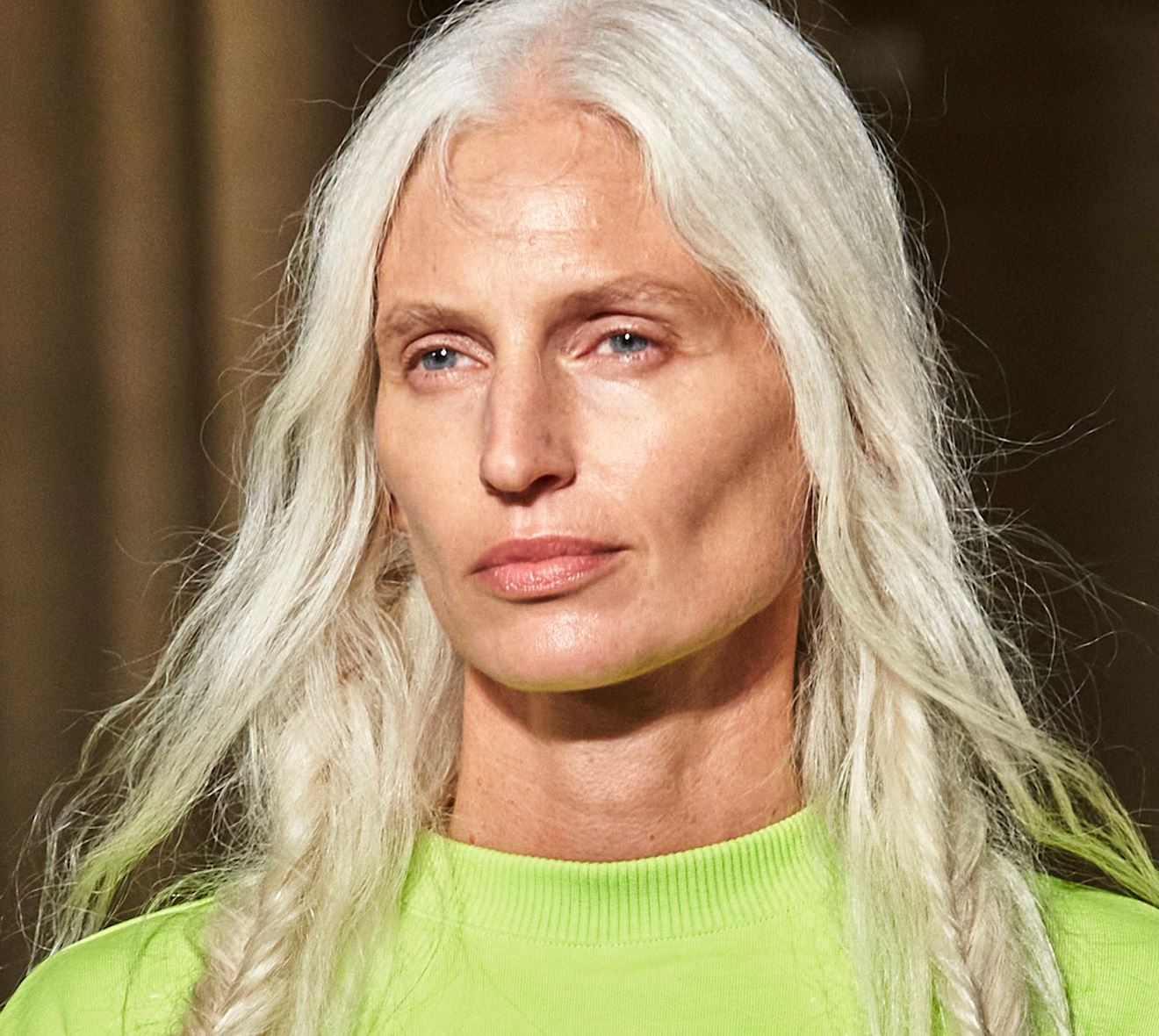 Gray Hair: Γιατί αλλάζει η υφή των μαλλιών όταν γκριζάρουν και πώς να τα φροντίσουμε σωστά
