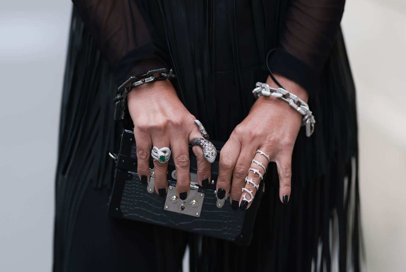 Έτσι θα κάνεις το μαύρο μανικιούρ σου extra εντυπωσιακό