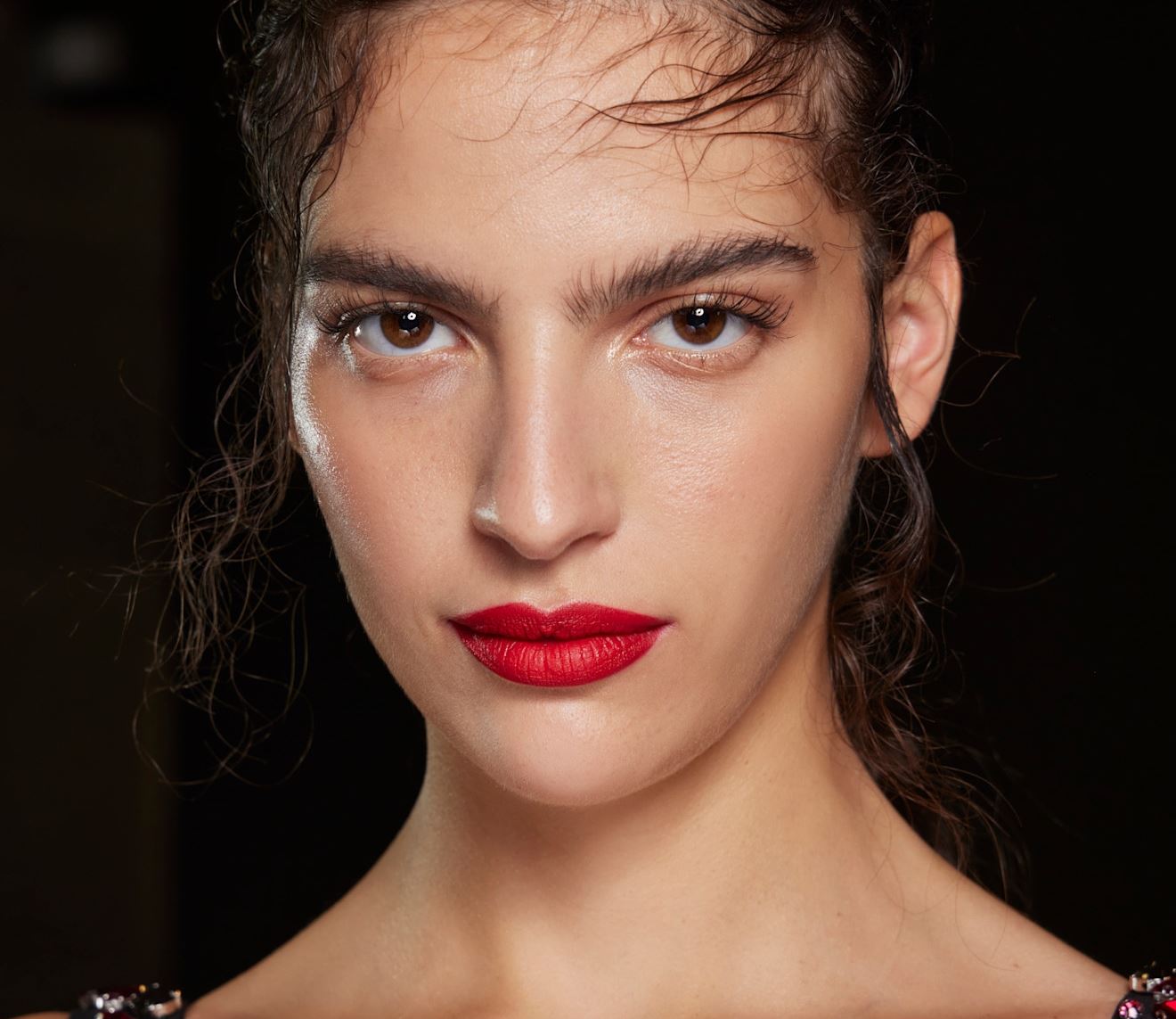 Red Crush: 12 φλογερά beauty items που ερωτευτήκαμε στις φετινές γιορτές