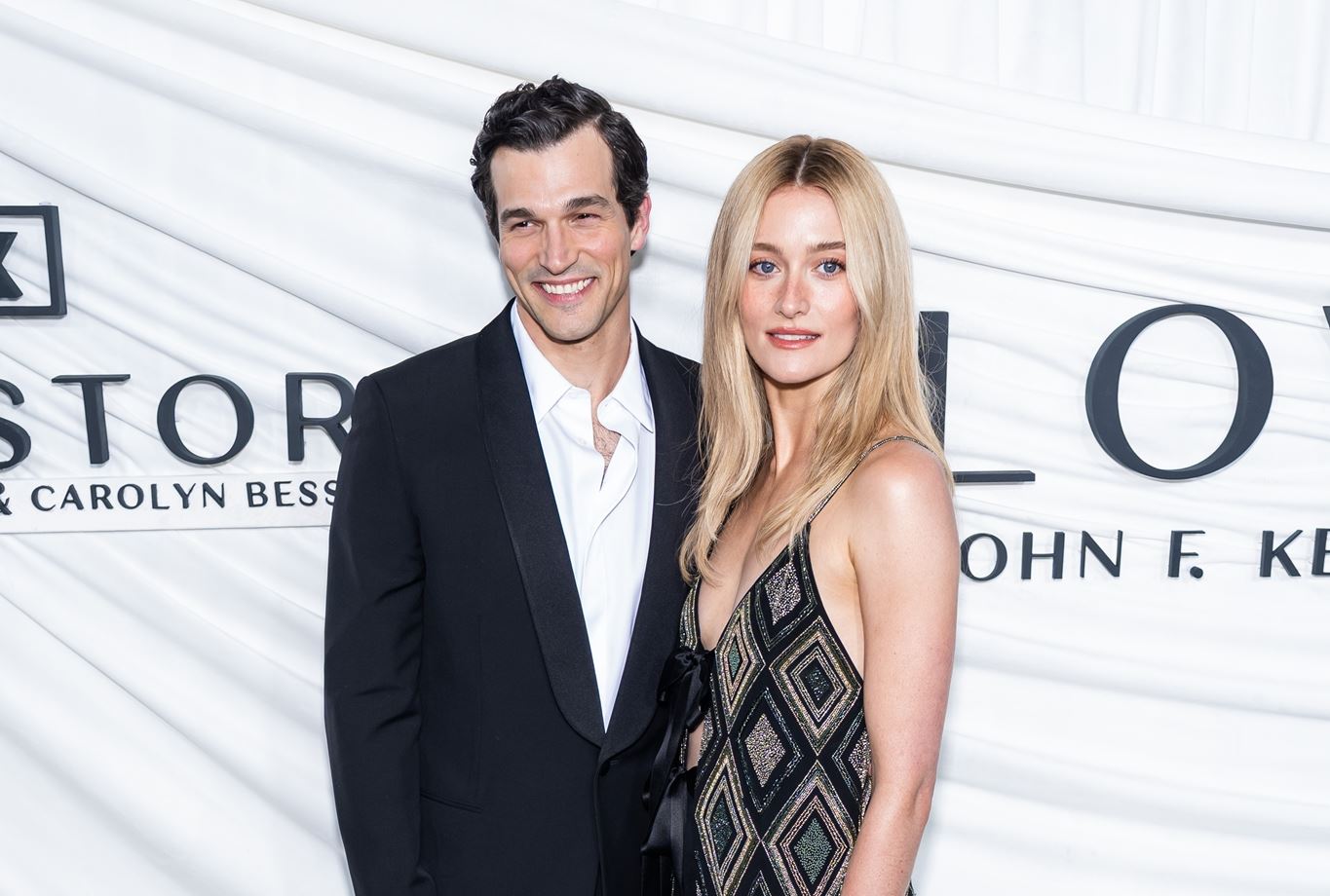 Sarah Pidgeon: Στην πρεμιέρα της σειράς "Love Story" με εντυπωσιακή τουνίκ από φτερά