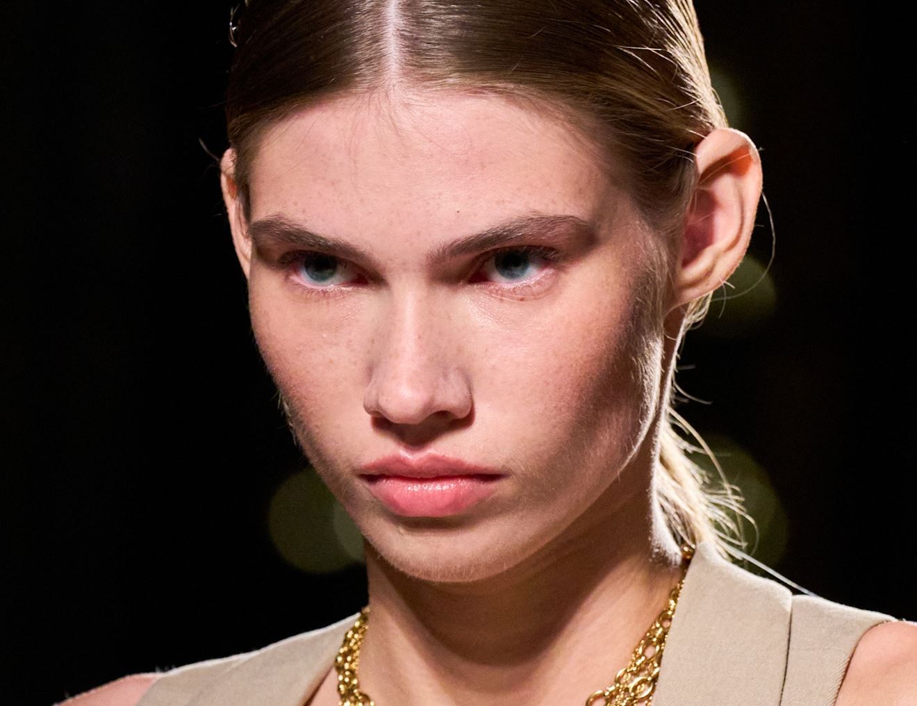 "Blush Triste": Η τάση στο μακιγιάζ που αναδεικνύει κάθε τόνο επιδερμίδας