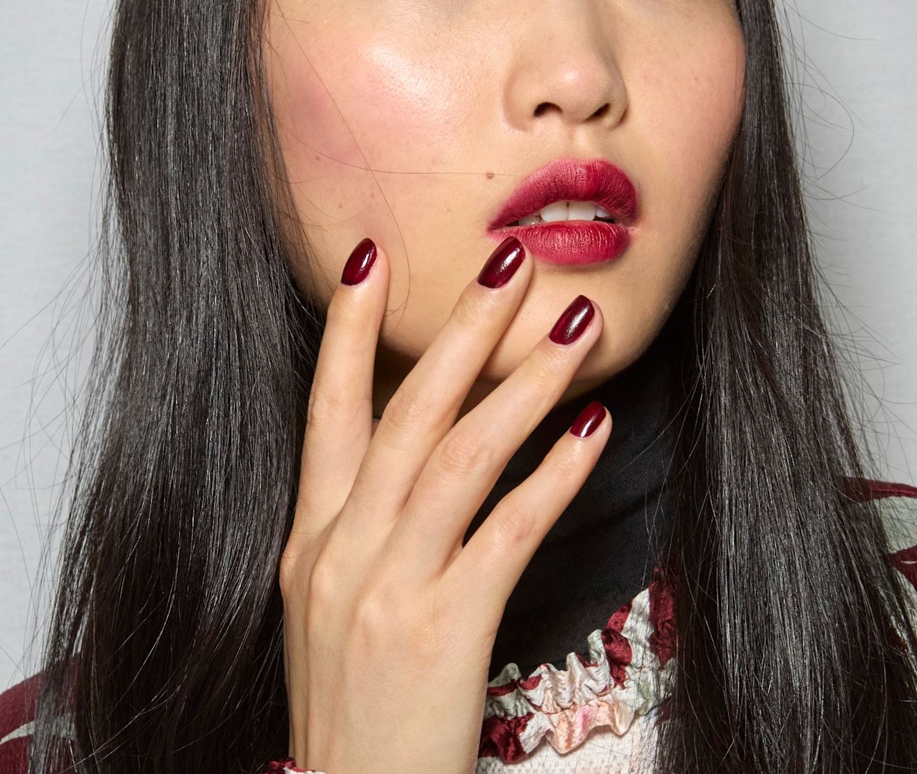 Red wine nails: 5 ιδέες μανικιούρ σε μπορντό χρώμα, ό,τι πιο αριστοκρατικό για αυτήν τη σεζόν