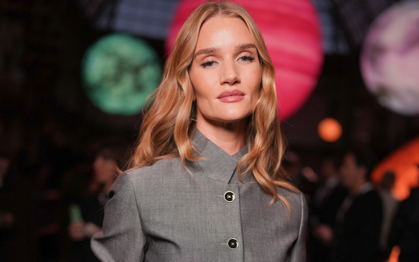 Waterfall Waves: Αυτό το χτένισμα δίνει κίνηση και όγκο στα μαλλιά και θα κυριαρχήσει όλο το 2026