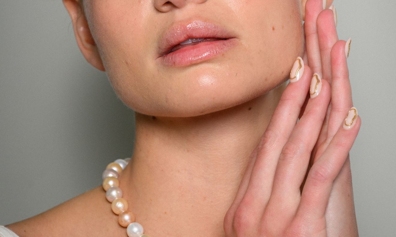 "C French" Nails: H νέα τάση στο γαλλικό μανικιούρ που υιοθετούν όλα τα "it" girls τώρα