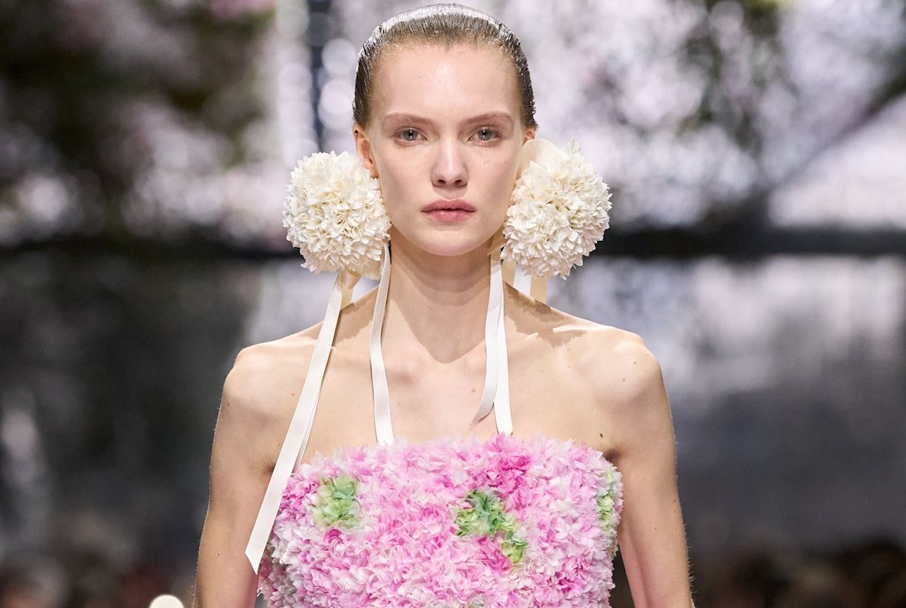 Στο Dior Haute Couture SS26 show εντοπίσαμε το απόλυτο beauty trend για τους επόμενους μήνες