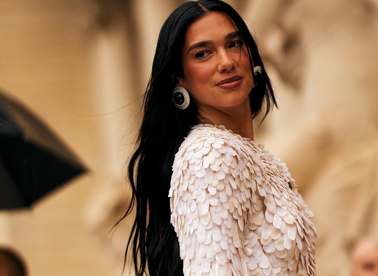 Dua Lipa: Υιοθέτησε το πιο καλοκαιρινό γαλλικό μανικιούρ