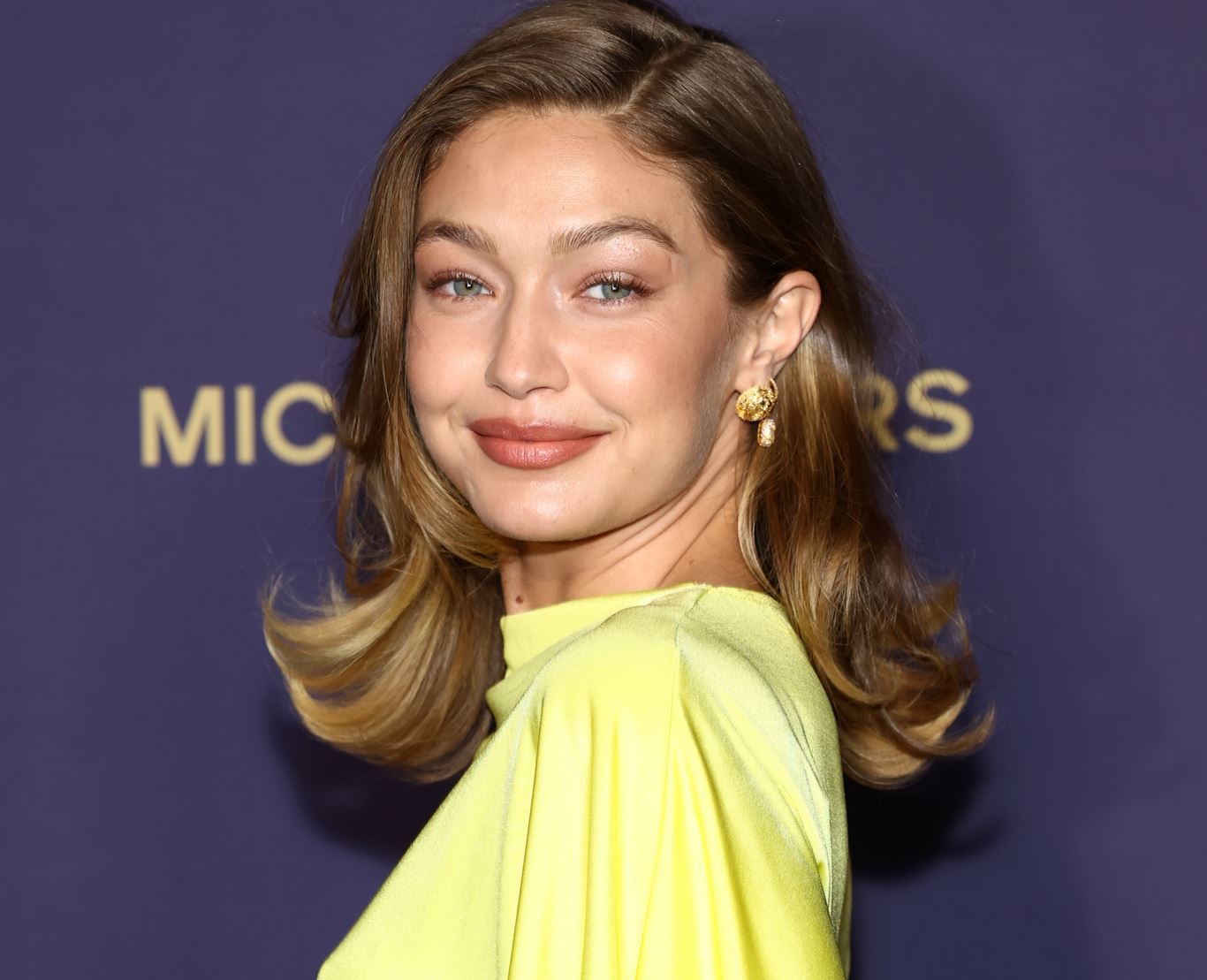 Gigi Hadid: Αυτό είναι το πανωφόρι που δεν αποχωρίζεται