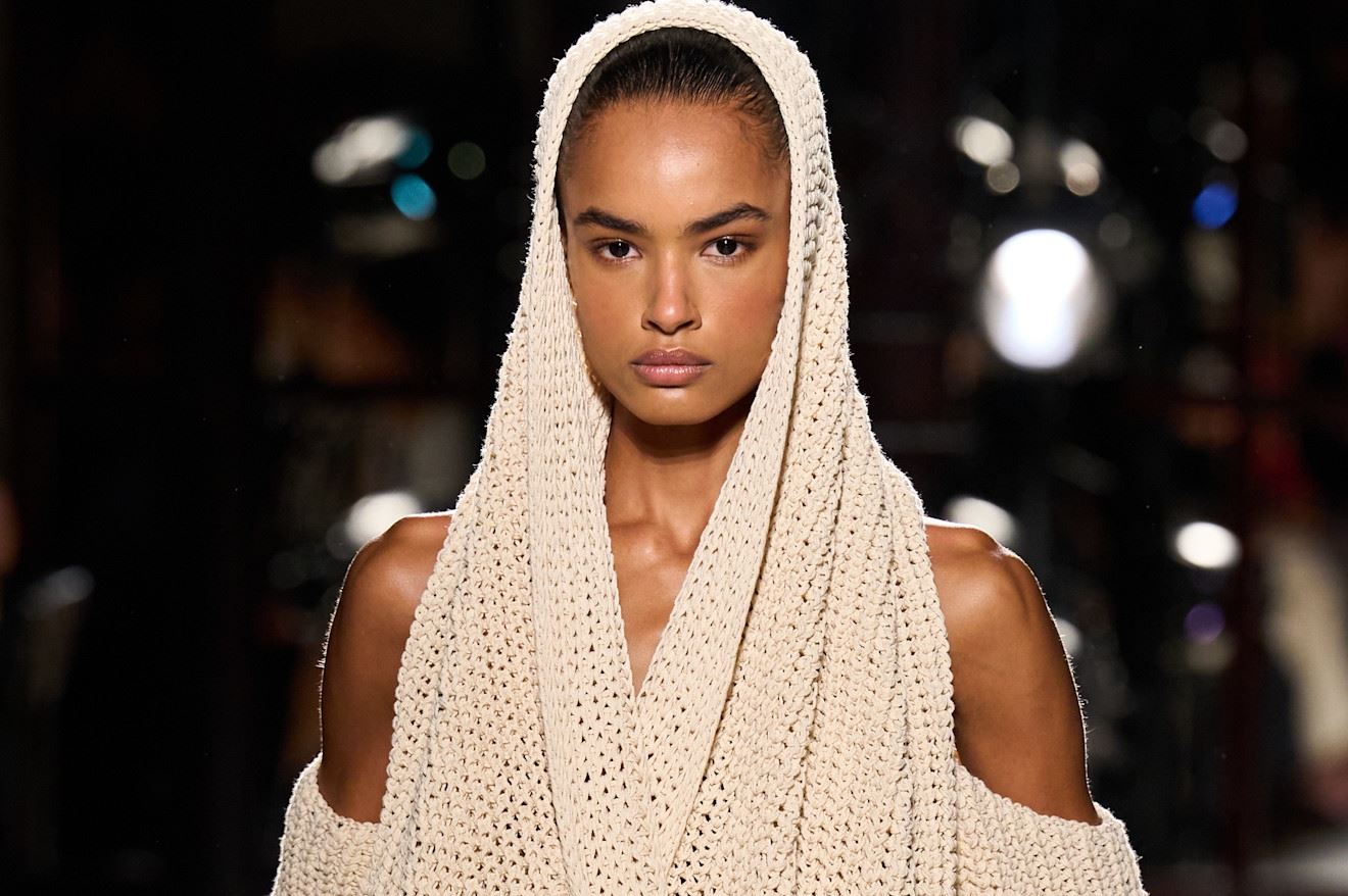 Balmain Show SS26: Το μυστικό των μοντέλων για την αξεπέραστη λάμψη στην επιδερμίδα τους