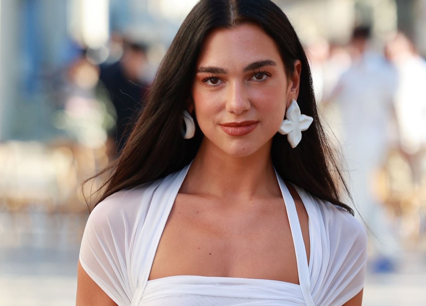 Daisy nails το καλοκαίρι: H Dua Lipa με το μανικιούρ που αξίζει να δοκιμάσεις τώρα