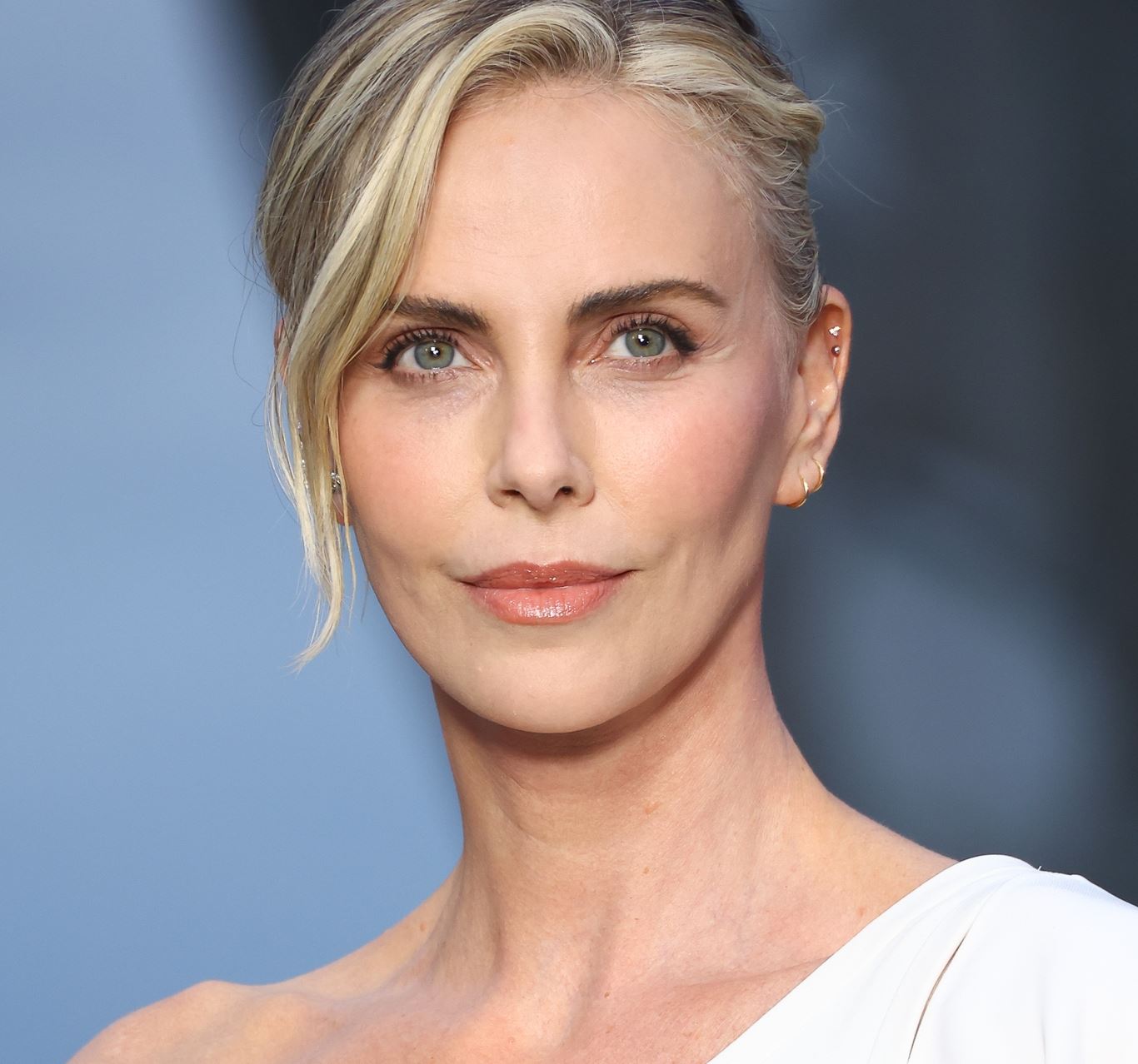 Charlize Theron: Γίνεται η μούσα για την πιο εμβληματική skincare σειρά