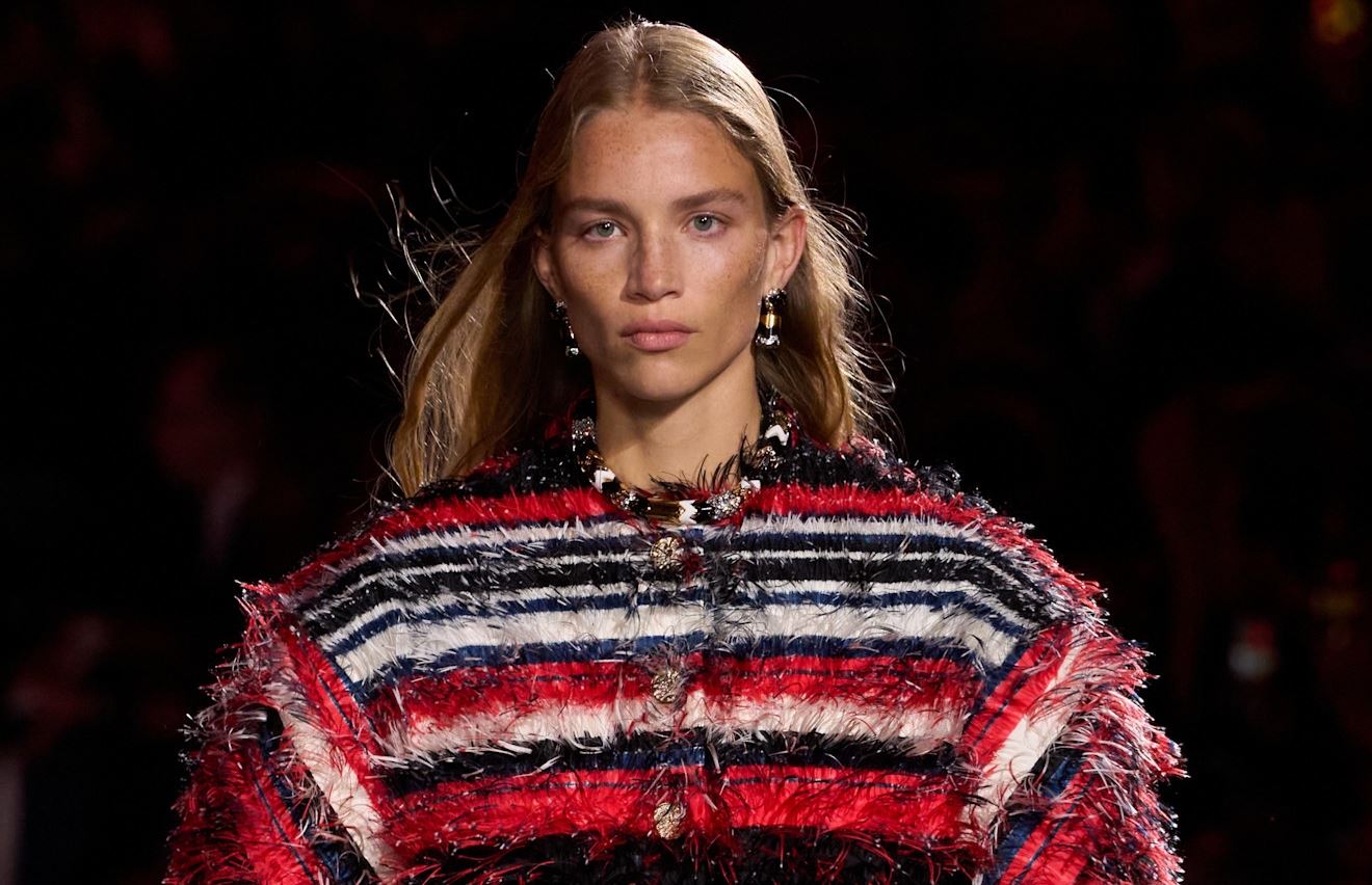 Chanel SS26: Ένα νέο σύμπαν όπου κυριαρχούν τα φυσικά hair & make up looks
