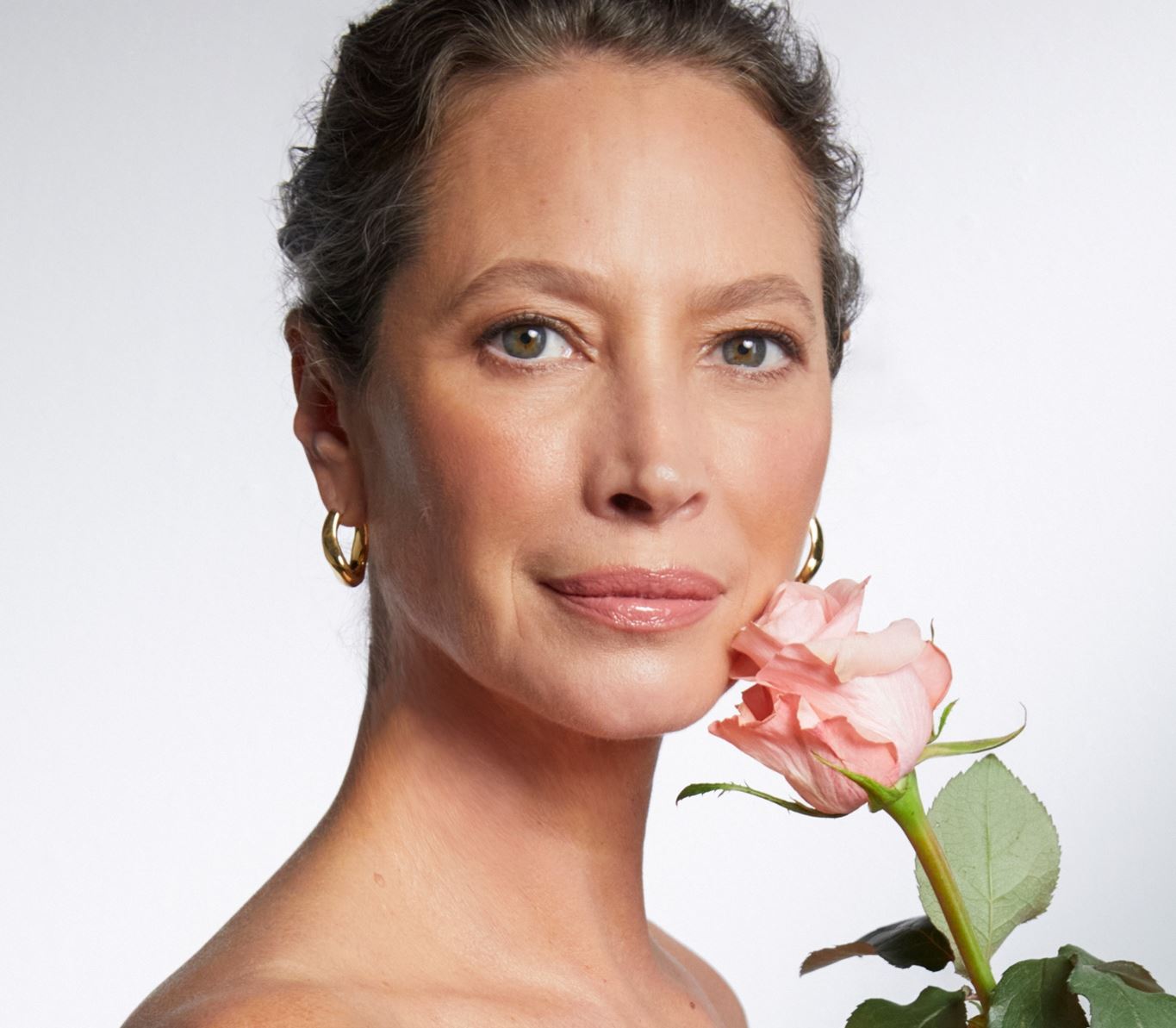 Η iconic Christy Turlington γίνεται η νέα μούσα για ένα από τα πιο εμβληματικά brands ομορφιάς