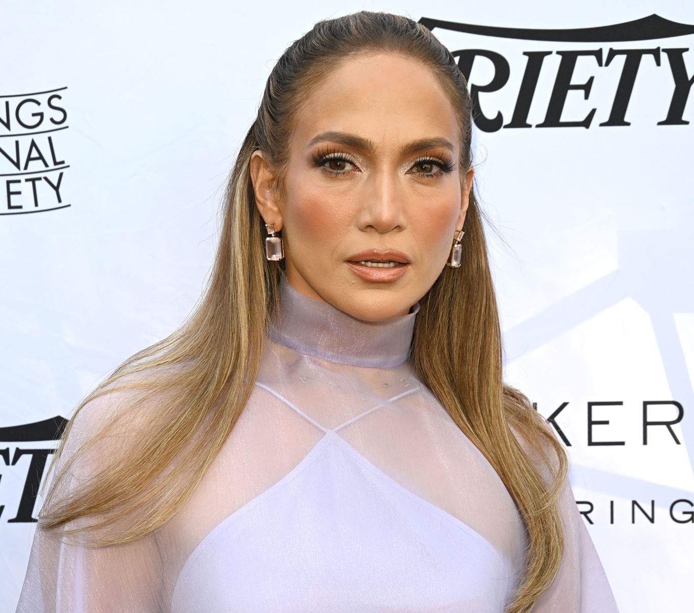 H Jennifer Lopez υιοθέτησε την πιο stylish καφέ απόχρωση για το μανικιούρ της
