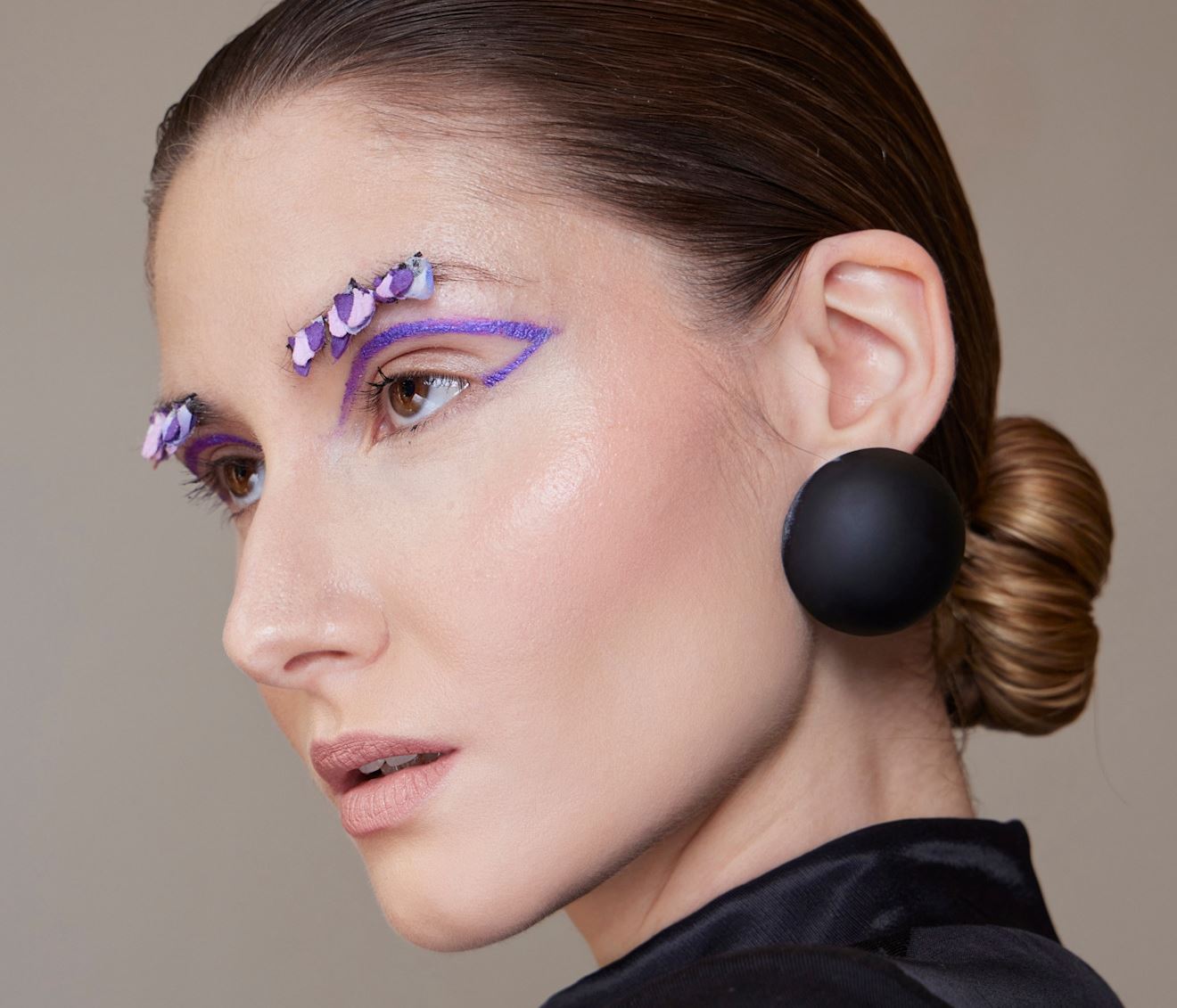 Lilac Power: Τα μοβ προϊόντα ομορφιάς που φέρνουν τη φρεσκάδα στα beauty looks μας