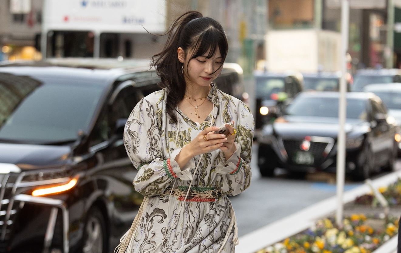 "Bunny Bangs": Το hair trend που κάνει θραύση στα social media τώρα