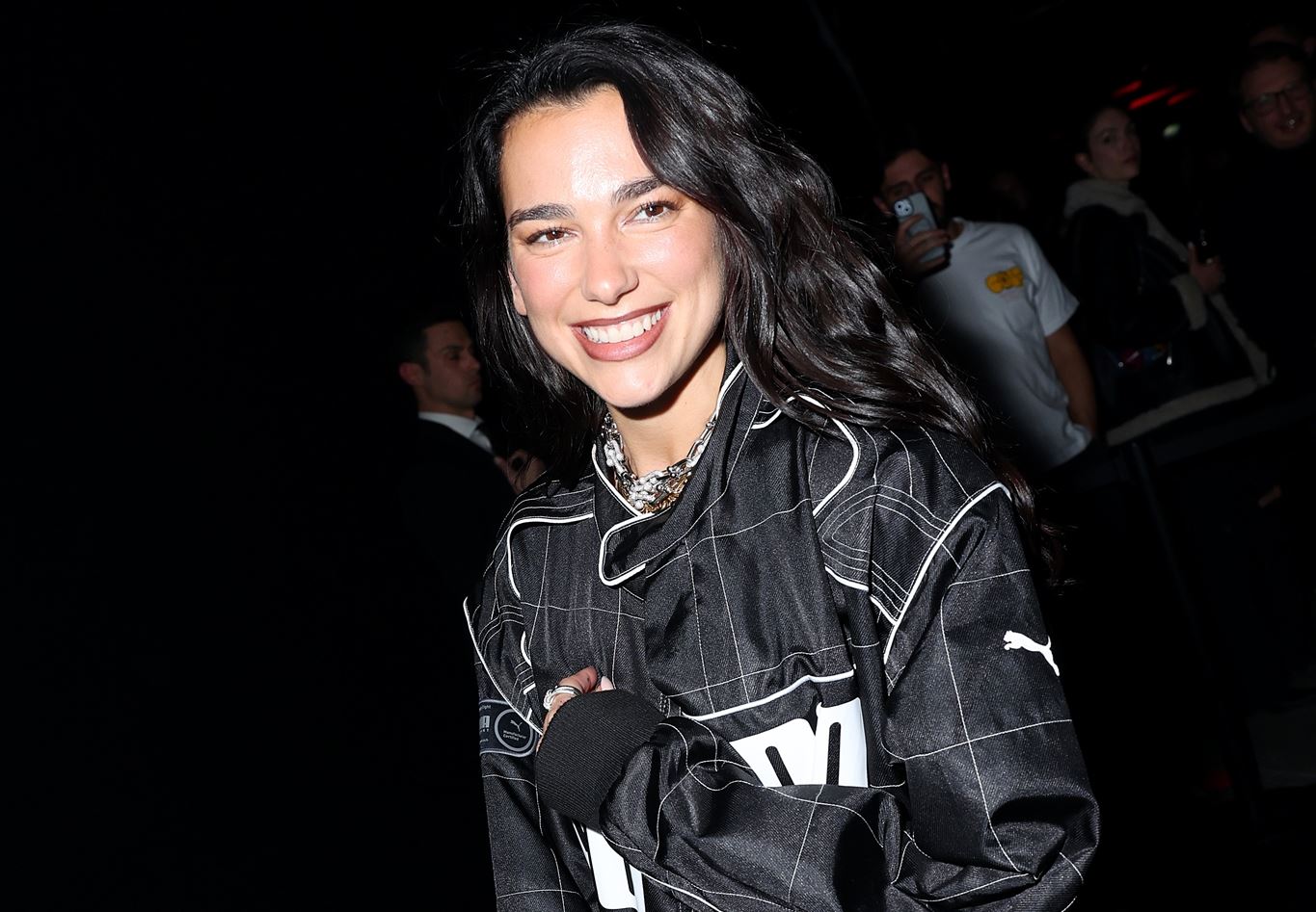Dua Lipa: Αυτά είναι τα 2 δύο προϊόντα που δεν αποχωρίζεται ποτέ για τη φροντίδα της επιδερμίδας της
