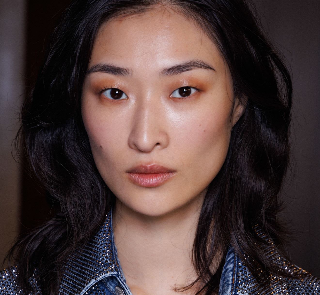 "Milk Tea": Το νέο makeup trend που θα βλέπουμε παντού το χειμώνα του 2025