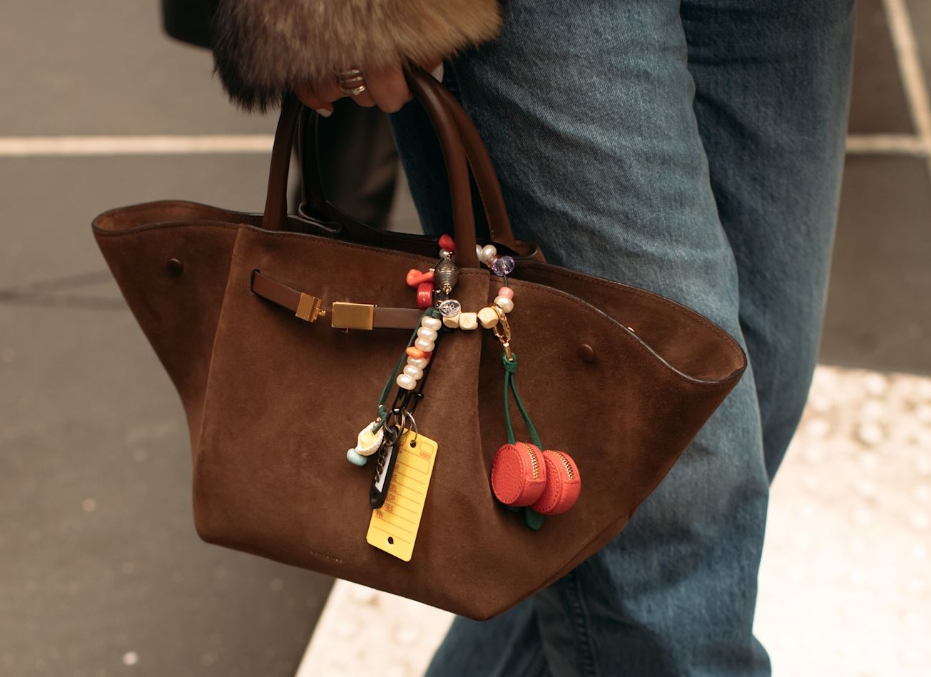 Αυτό είναι το dupe της πιο hot suede τσάντας που λατρεύουν τα it-girls