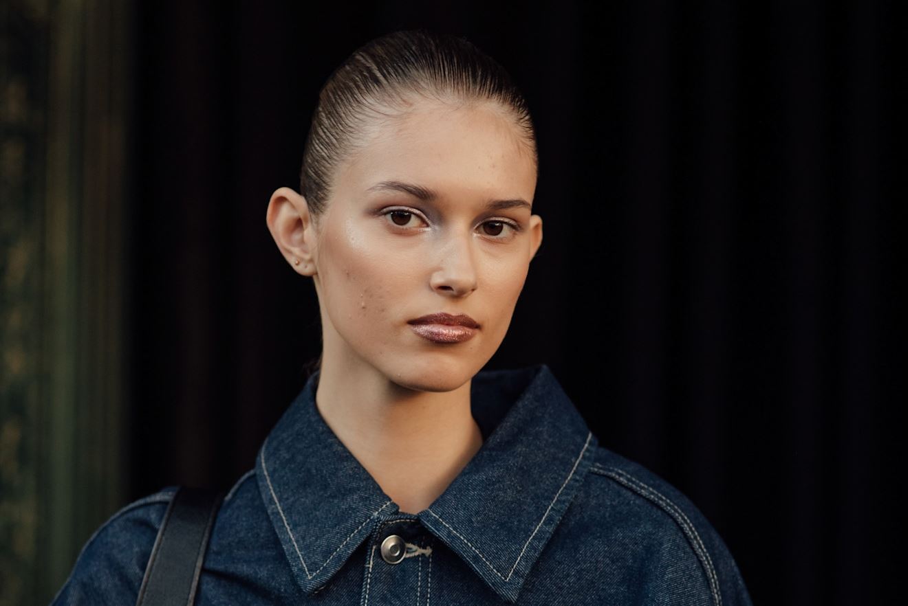 Αυτό είναι το χτένισμα που χαρίζει εφέ βλεφαροπλαστικής