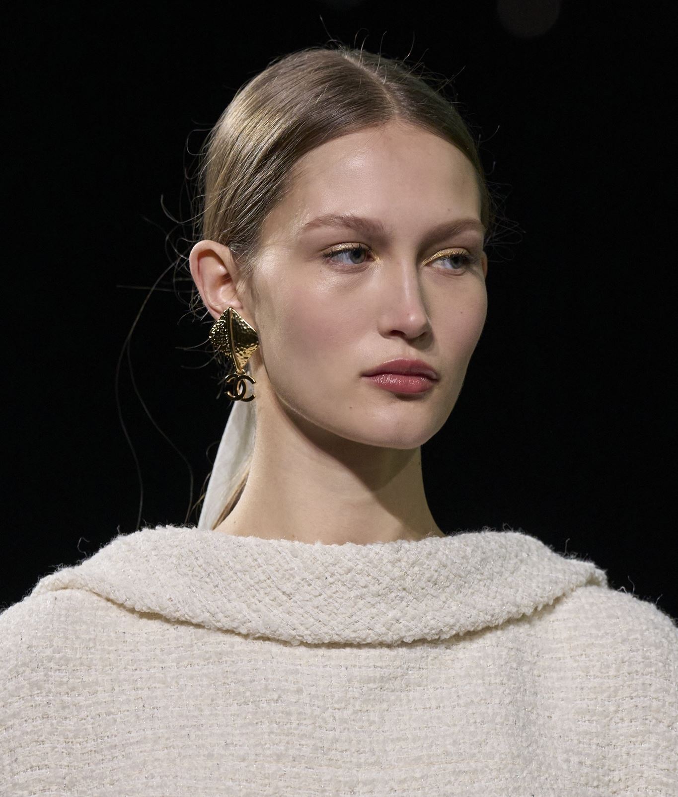 2 hairstyles για να απογειώσεις τα looks των φετινών γιορτών