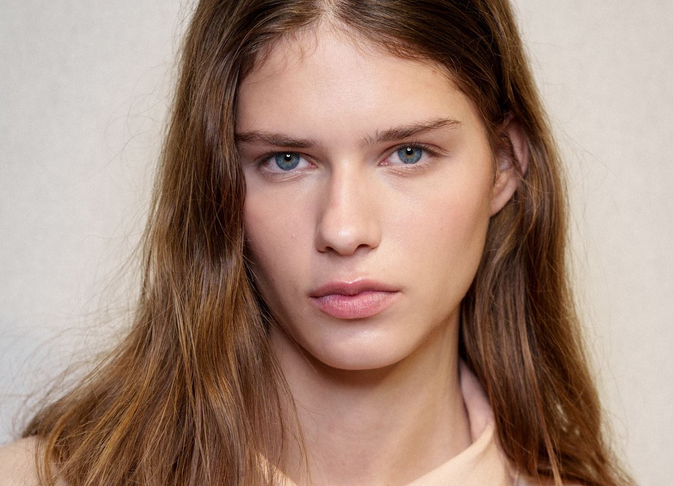 Plump επιδερμίδα με λιγότερα από 7€; Κι όμως, βρήκαμε το έλαιο με σκουαλένιο που ορκίζονται οι experts