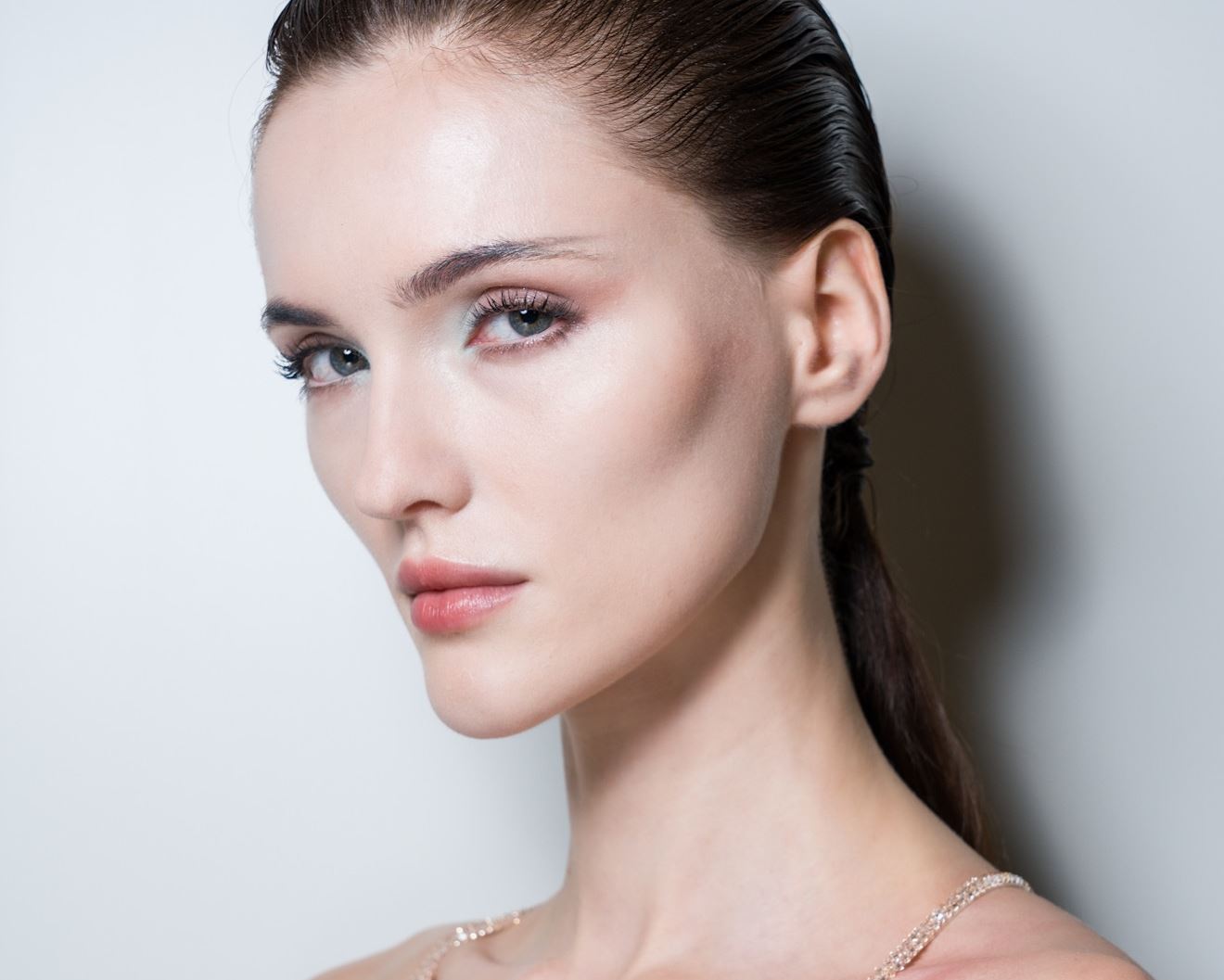 Χαλάρωση και λεπτές γραμμές στον λαιμό: Οι 2 καλύτεροι τρόποι αντιμετώπισης