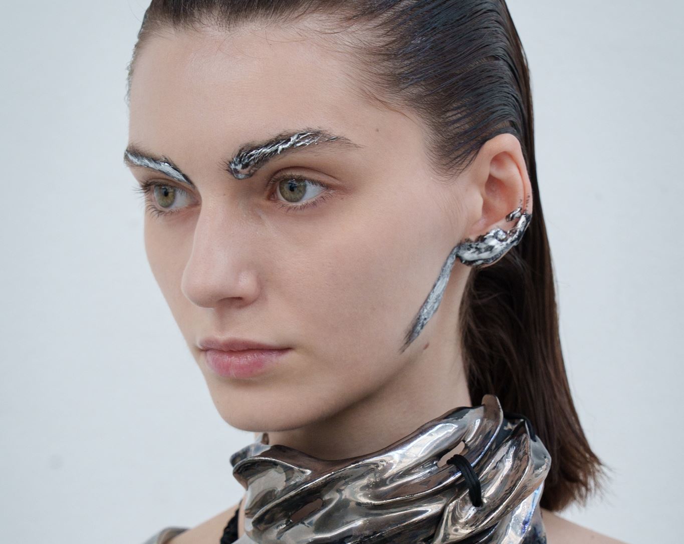 7 must have προϊόντα ομορφιάς που φέρνουν τη βροχή των αστεριών στα beauty look μας