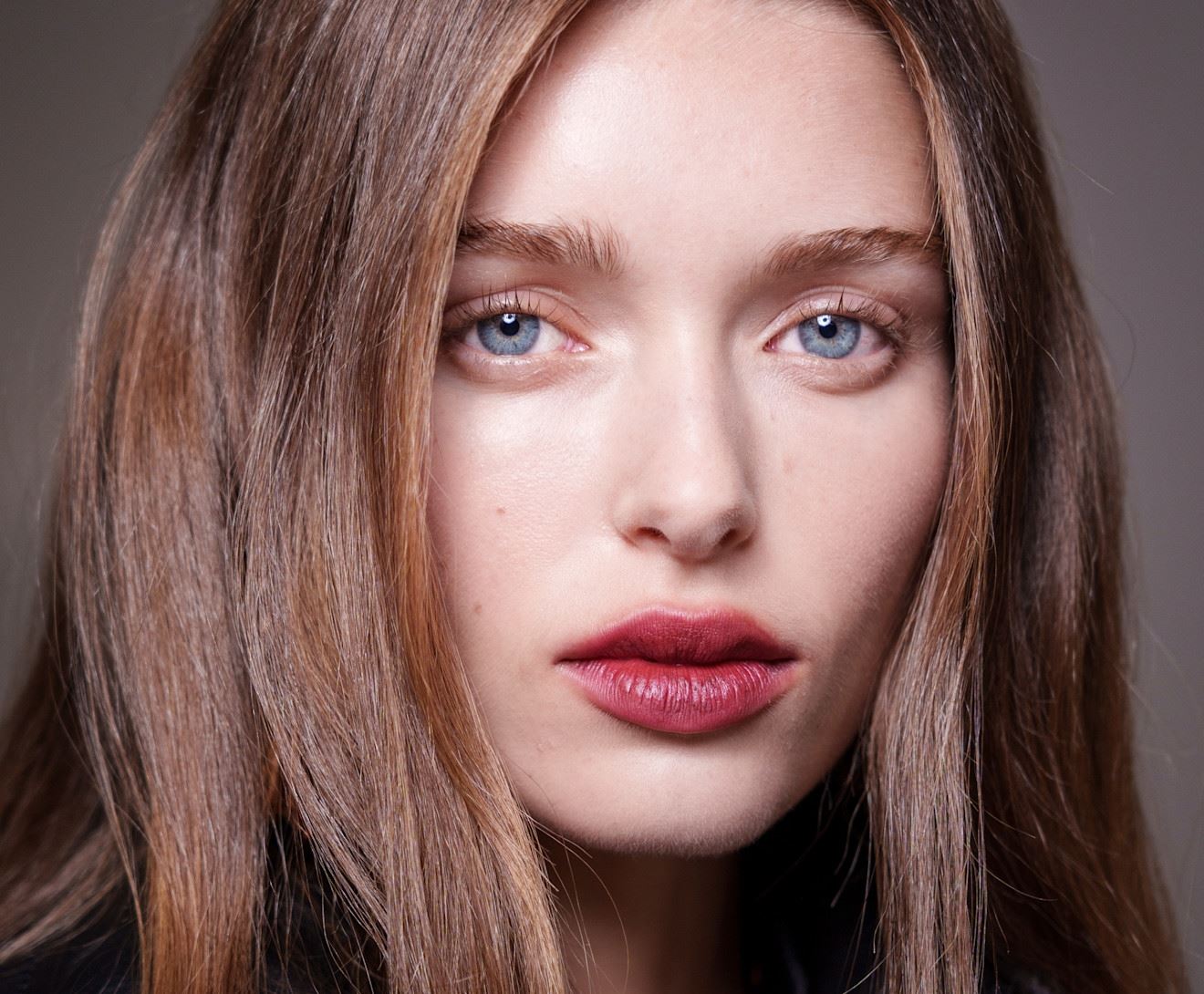 Μπορντό ή σάπιο μήλο; Αυτές οι αποχρώσεις χαρίζουν τα effortless chic μακιγιάζ της σεζόν