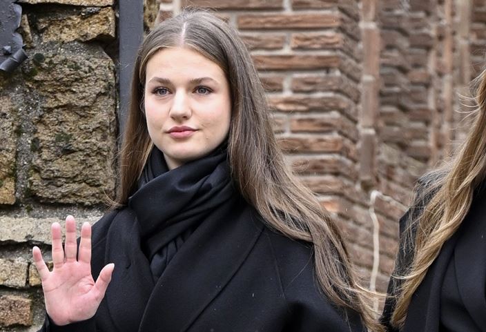 Το μαύρο παλτό της πριγκίπισσας Leonor θα γίνει το νέο σου go-to πανωφόρι για τον χειμώνα