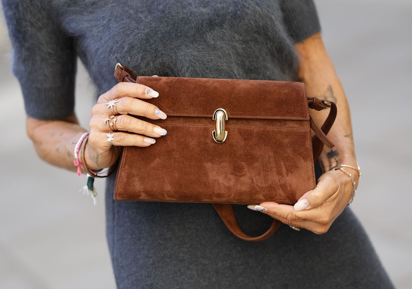 5 suede τσάντες από ZARA που θα ανανεώσουν το στυλ του χειμώνα (και της άνοιξης)