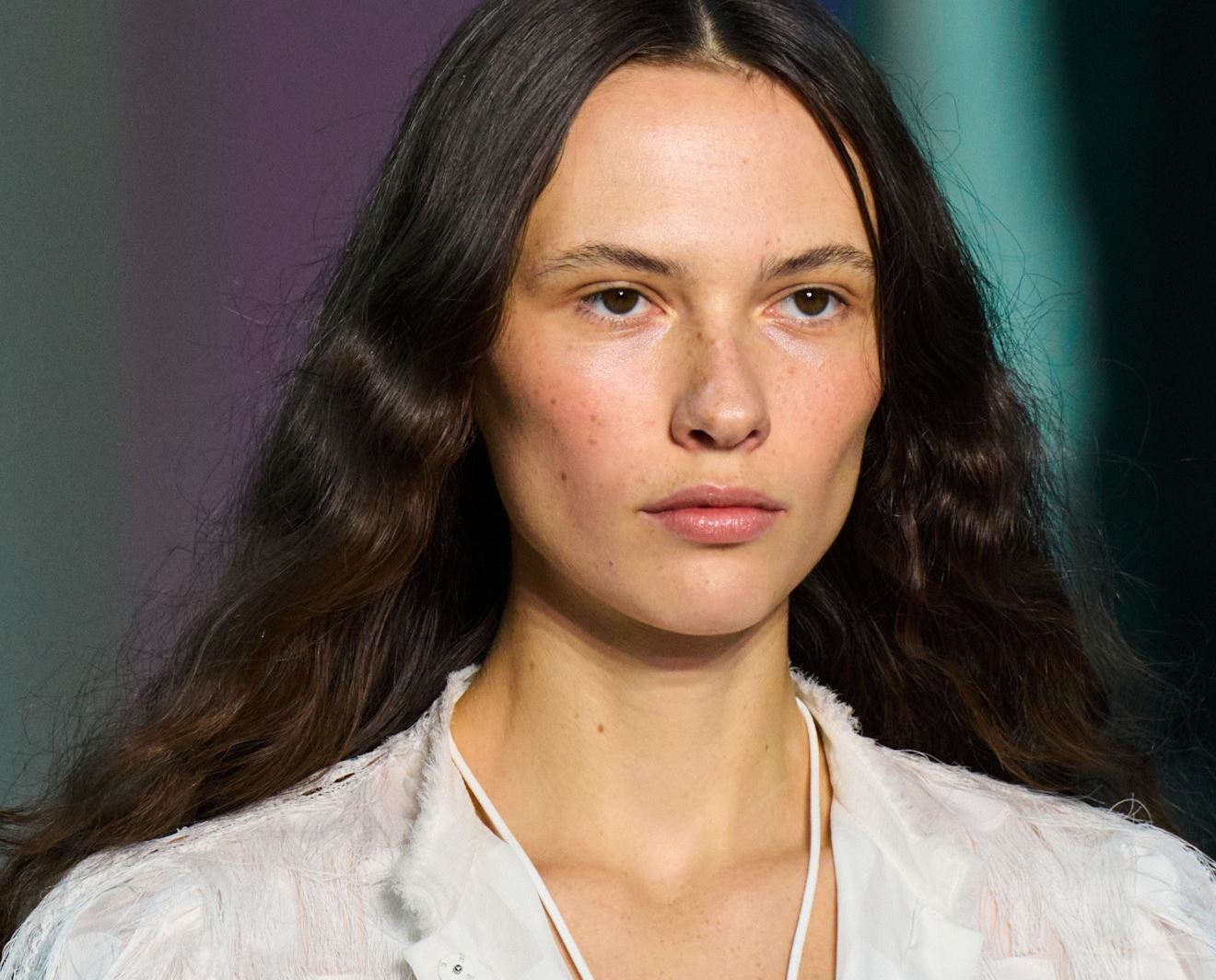 Δεν προλαβαίνεις να φτιάξεις τα μαλλιά σου το πρωί; Αυτό το hair trend έρχεται για να σε βγάλει από τη δύσκολη θέση