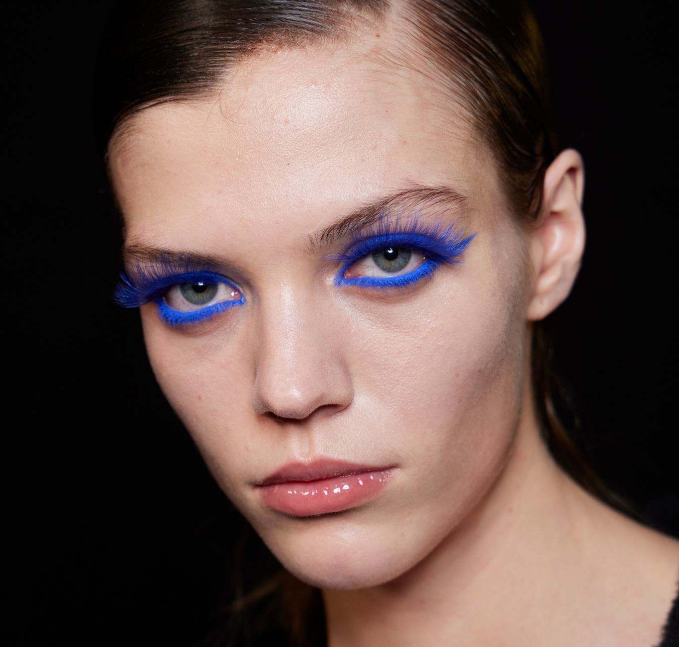 "Indigo Blue": 10 beauty items που "βάφουν" στα μπλε τη ρουτίνα ομορφιάς μας