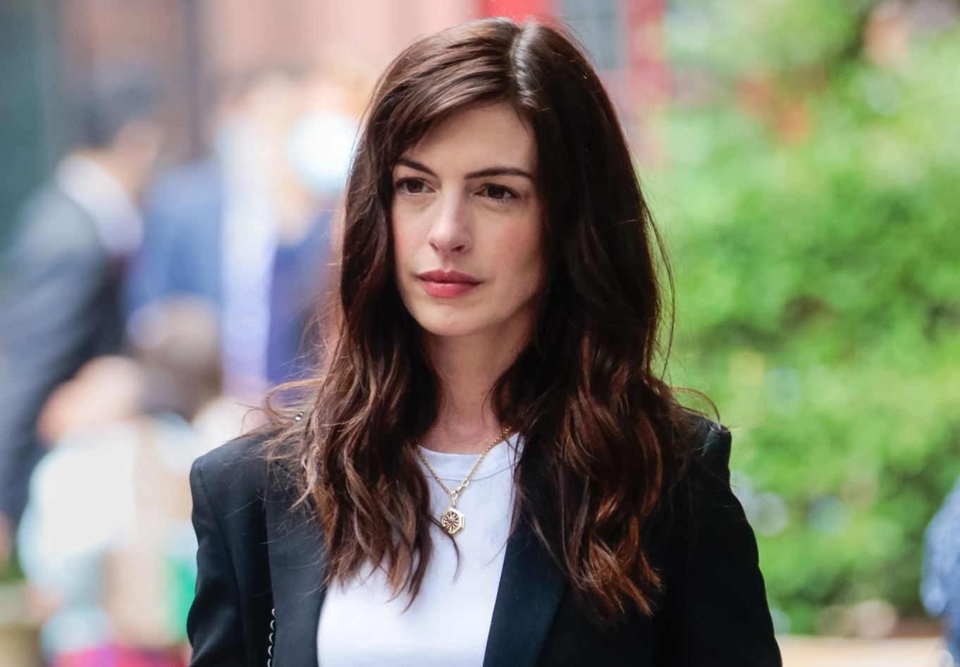 Η Anne Hathaway είναι σαν κι εμάς: Τα οικονομικά sneakers της αξίζουν μία θέση στη γκαρνταρόμπα σου